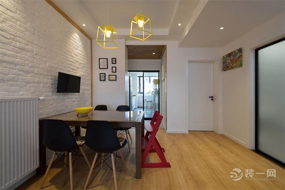 黄配紫什么效果?南京天润城五彩之家实景,北欧风硬装12万铺垫