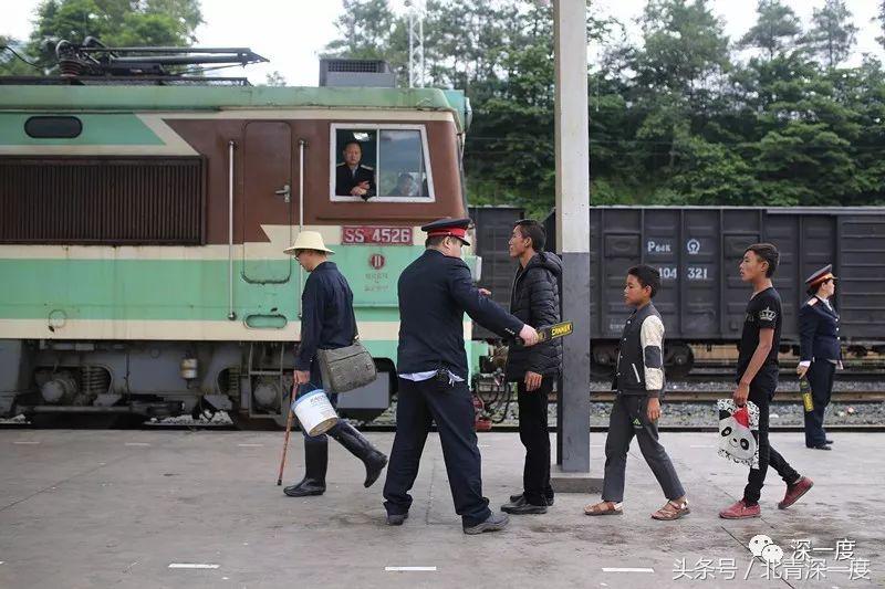 全中国最便宜的火车：票价2元起22年未涨，山羊和鸡群都能上车