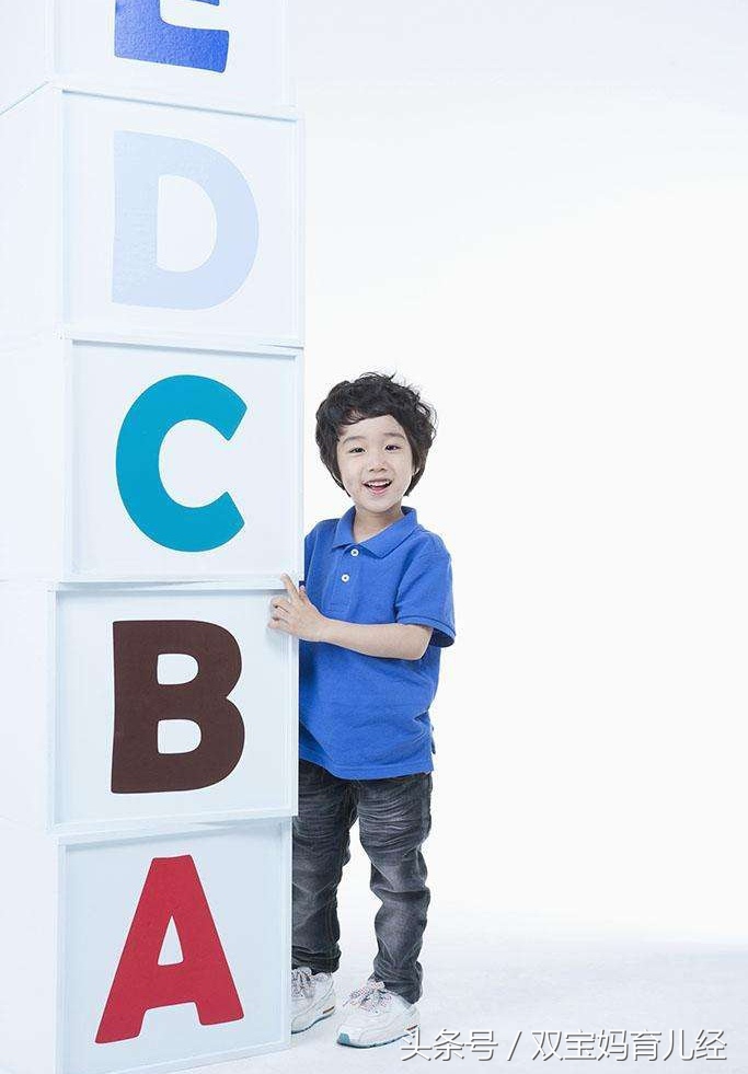 男孩的英文名简单好听又帅气 (简单大气男孩英文名)