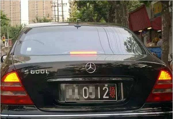 汽车蓝牌上面的黄牌是什么,汽车蓝牌与绿牌黄牌的区别