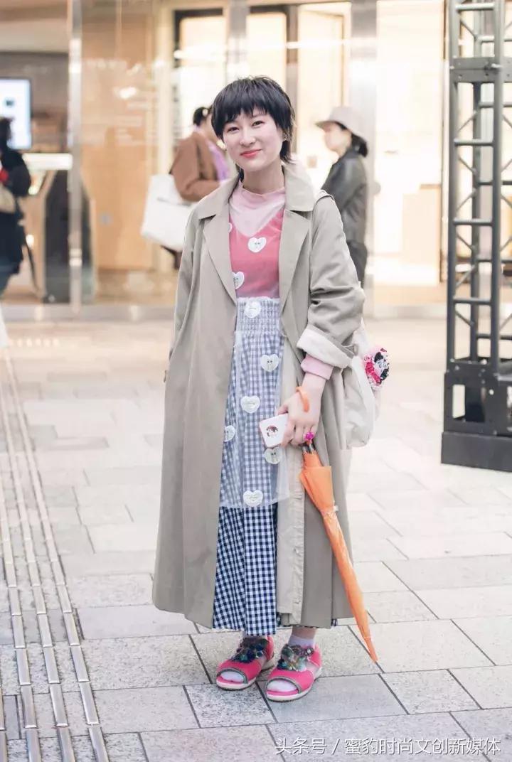 蜜豹时装周2018春夏首尔,伦敦蜜豹时尚街拍