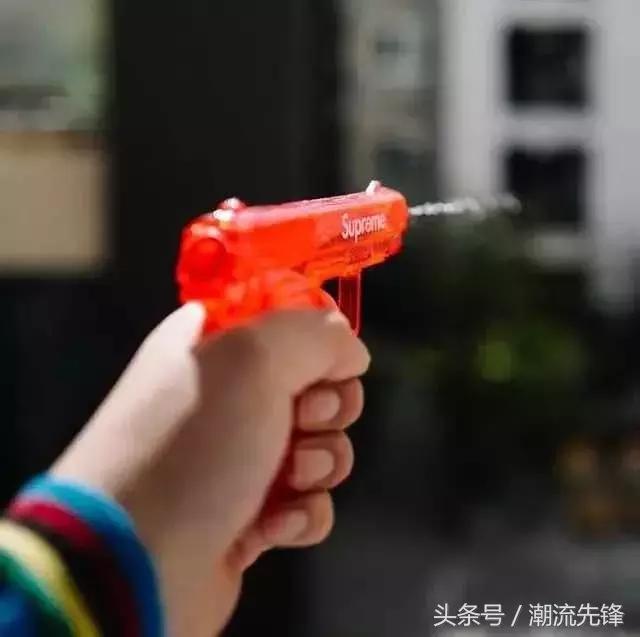 中国开Supreme店没毛病，但我不想和大妈一起排队！