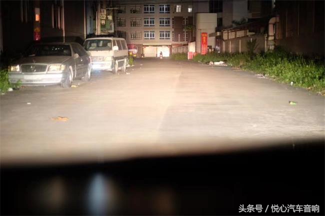 奔驰R300改灯后，车主赞口不绝！果然只有专业操作才能达到极致！