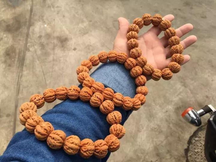 怎么挑选一串极品野生小核桃手串,野生核桃和普通核桃手串