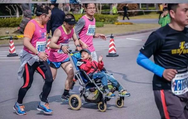 不跑就出局,马拉松为什么要推着轮椅跑呢
