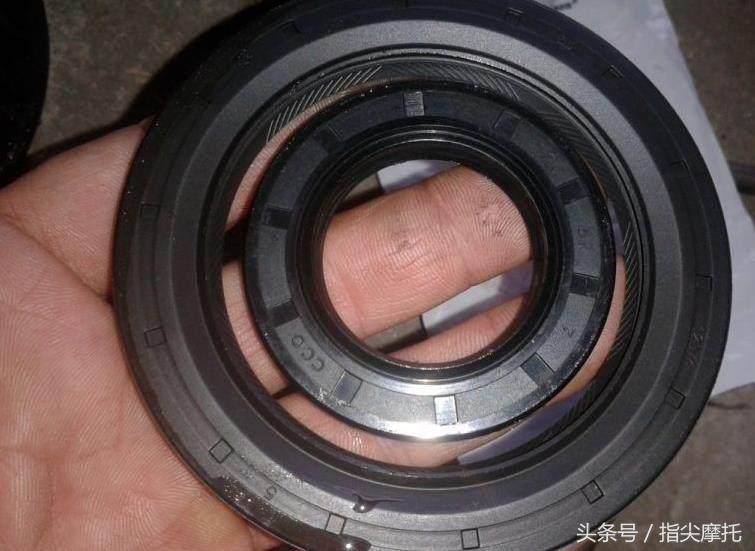 哈雷至尊滑翔摩托车大卸八块，只为换根皮带！