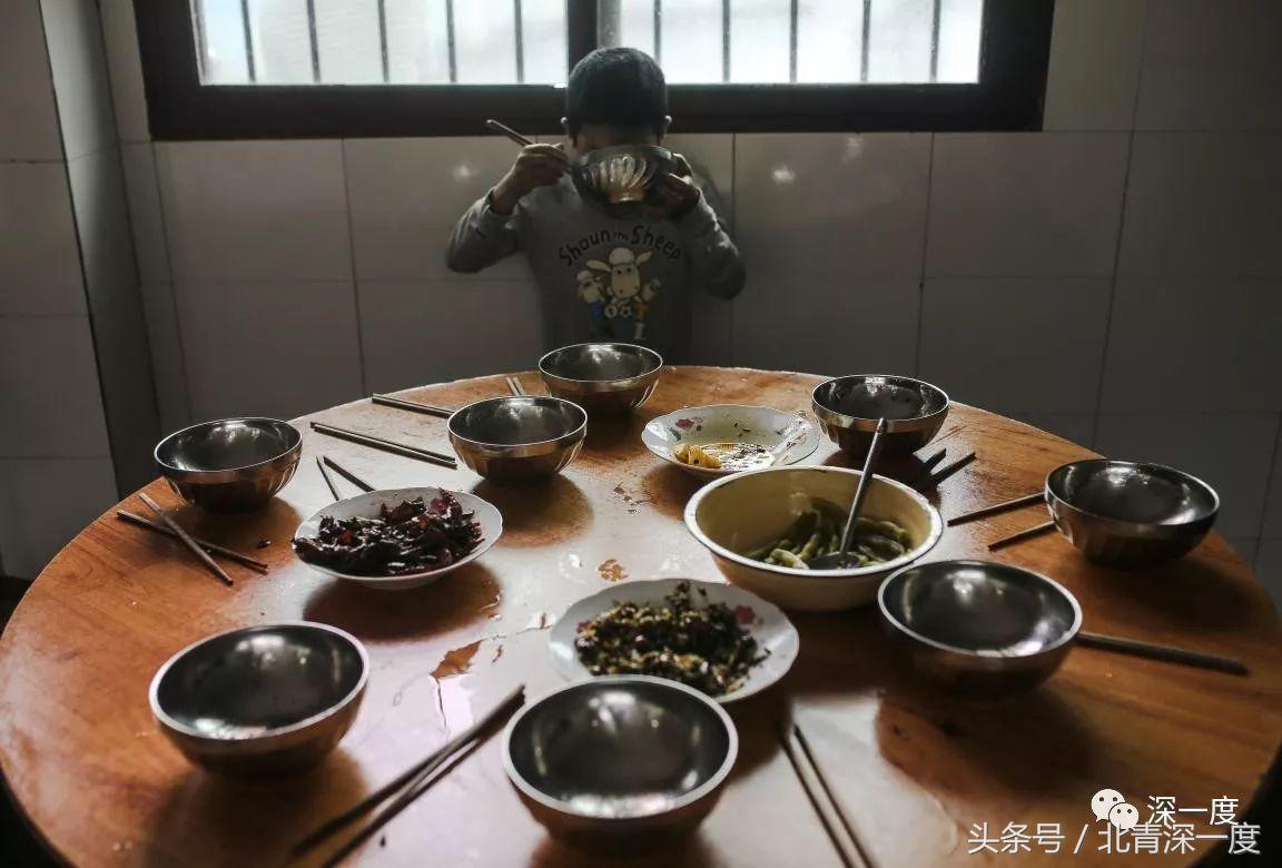 「看见」泥坑里的“鹿晗”和吃土豆的孩子：80张图，读懂中国脱贫