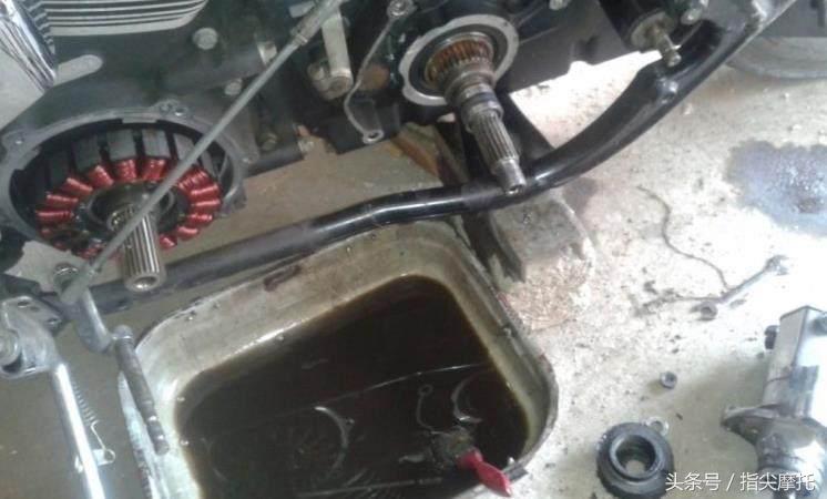 哈雷至尊滑翔摩托车大卸八块，只为换根皮带！