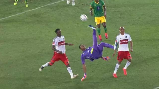 罕见门将读秒倒钩进球,门将读秒倒勾