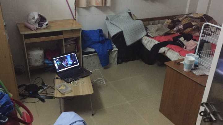 抠脚大汉闯天下,抠脚大汉进房间