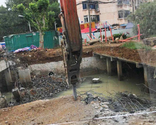 90后创业路上的小伙,90后挖机老板的一天