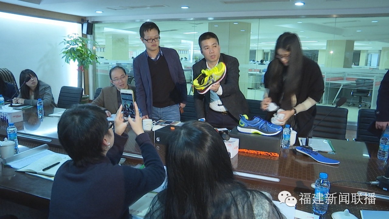 穿上这双鞋让你跑得更快,穿上这双鞋跑得比汽车还快