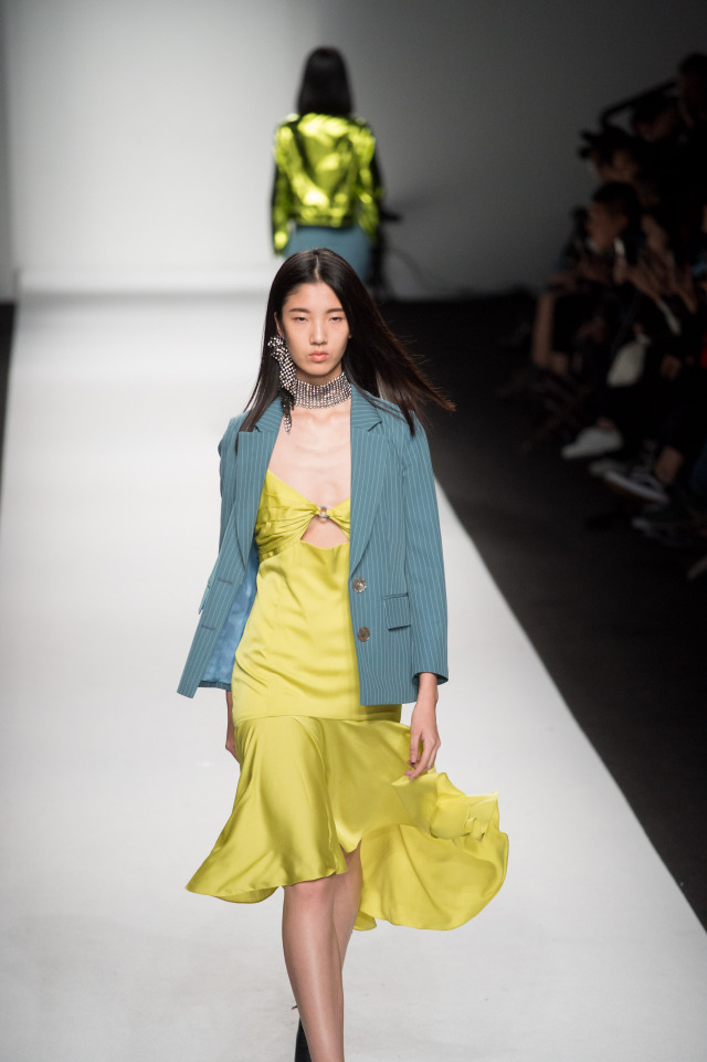 我以为必胜客的秀上全是行走的披萨，没想到却被美到……