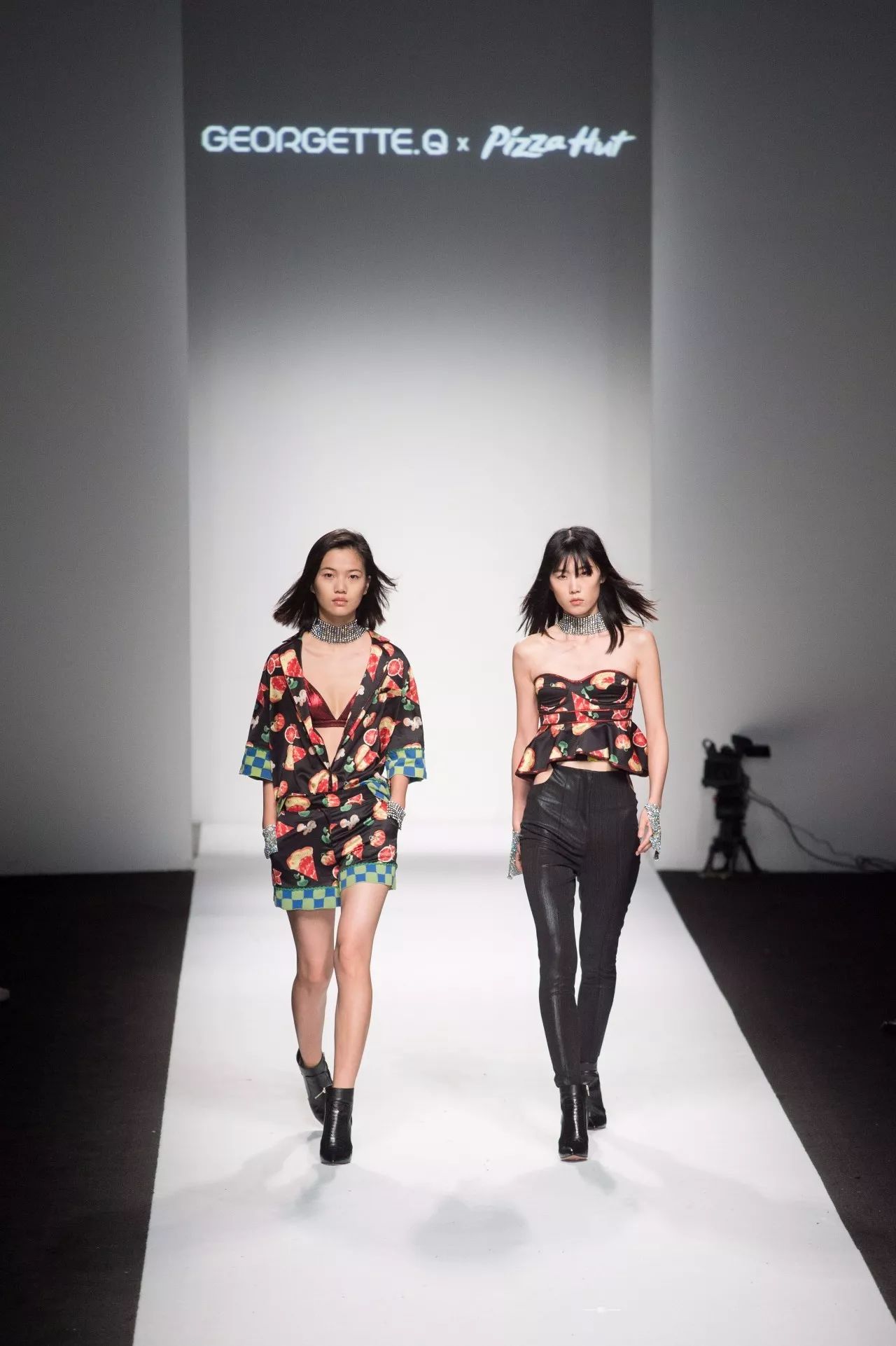 我以为必胜客的秀上全是行走的披萨，没想到却被美到……