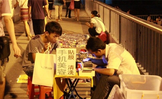 既然新机到手都贴膜，为什么手机出厂时不提前把膜贴好？