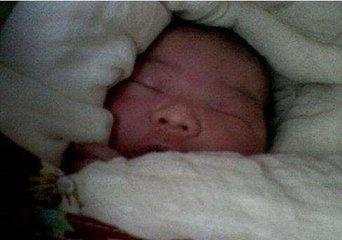 宝宝出生一天眼睛不睁开,宝宝出生几天眼睛闭不严