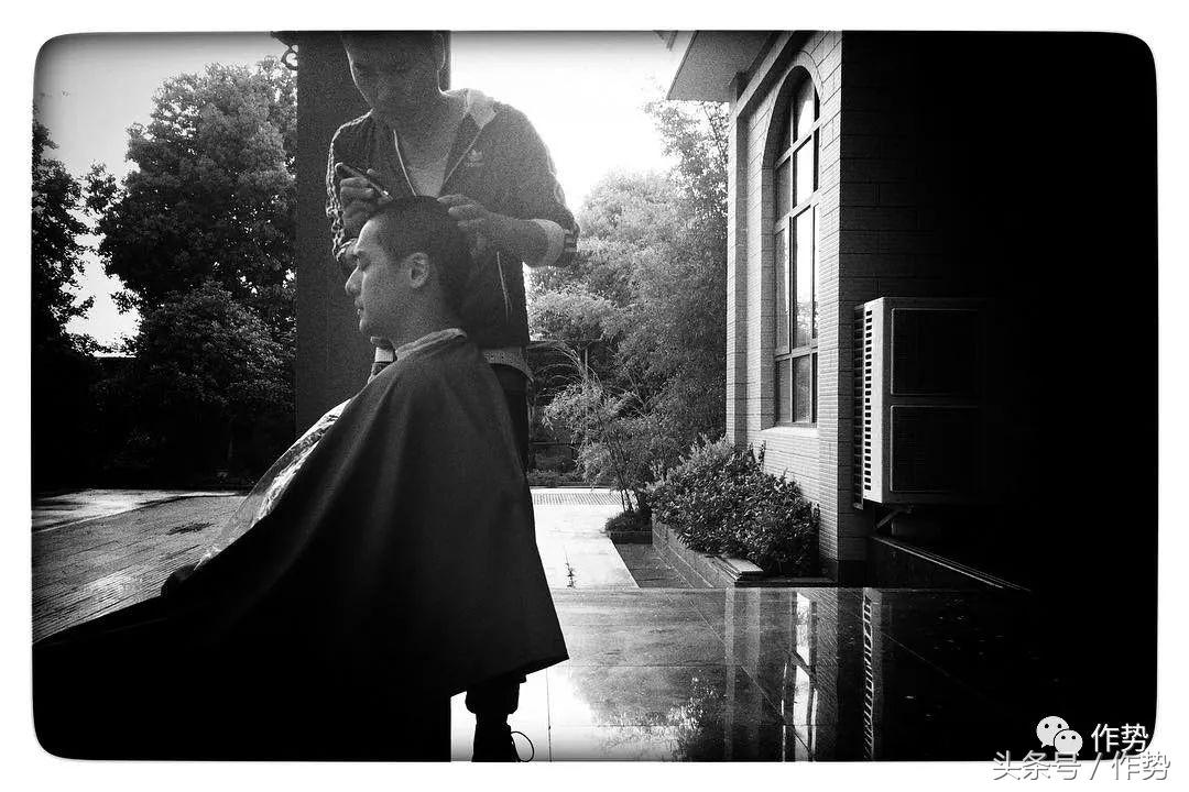 他有人鱼线和八块肌，却说：我不想露给你们看！