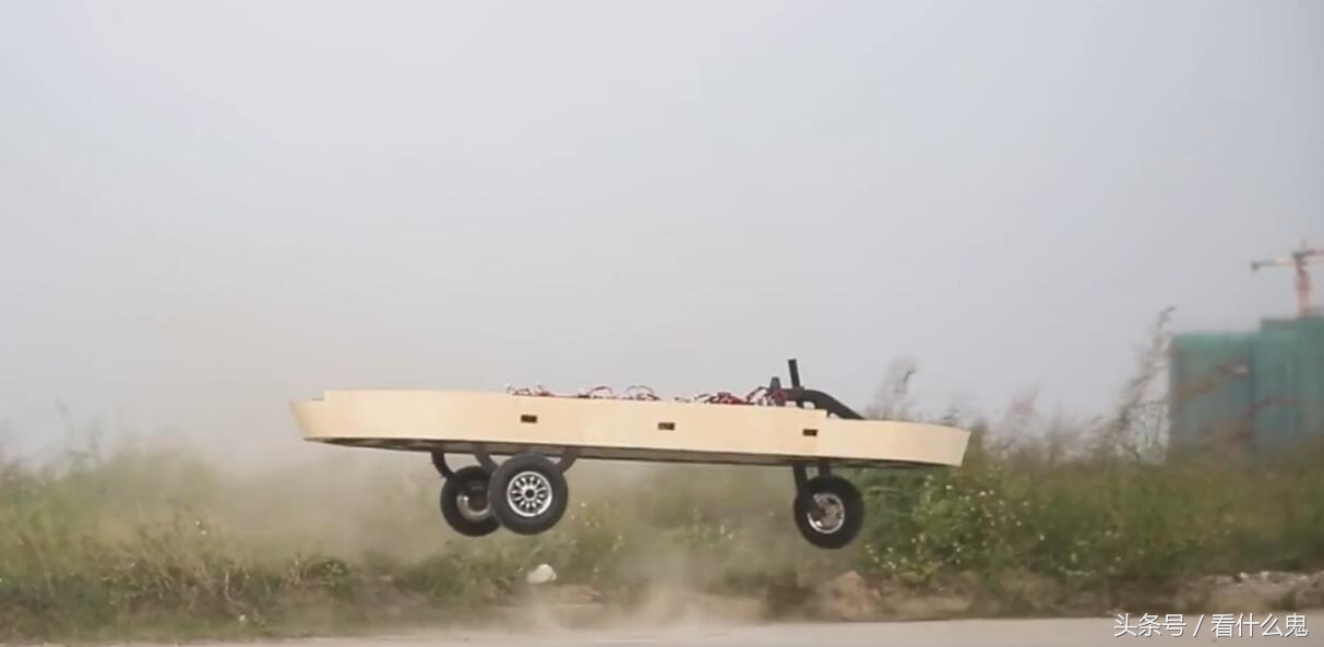 中国研究的载人陆空飞车，只充电就能飞，卖50万你买不买？