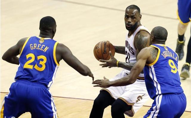 勇士总决赛有几次大比分落后翻盘,勇士连续三场逆转开拓者