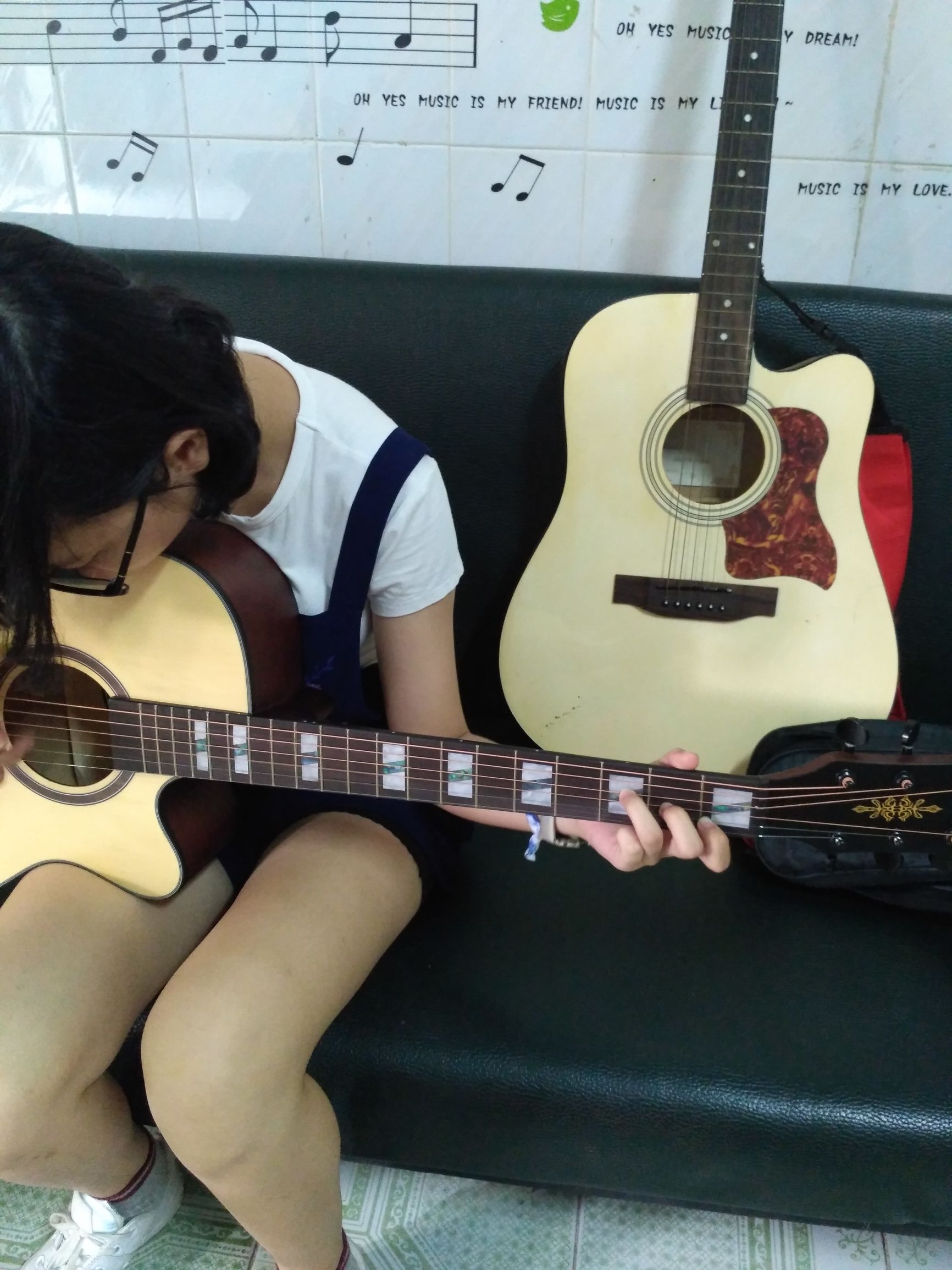 新手入门的合板吉他哪种最好,吉他单木好还是合板好