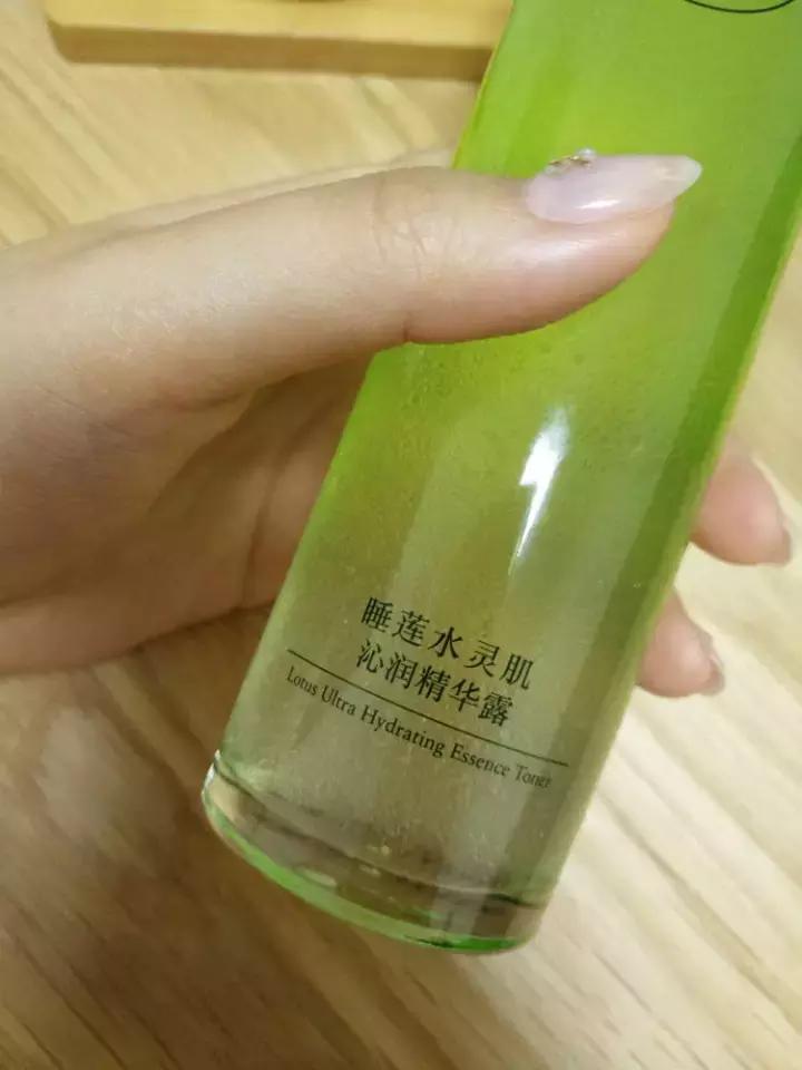 最近肌肤干燥紧绷那先从换这“五款秋冬超保湿的精华水”开始吧……