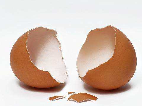 吃鸡蛋时可以连蛋壳一块吃掉吗,吃鸡蛋丢掉蛋黄