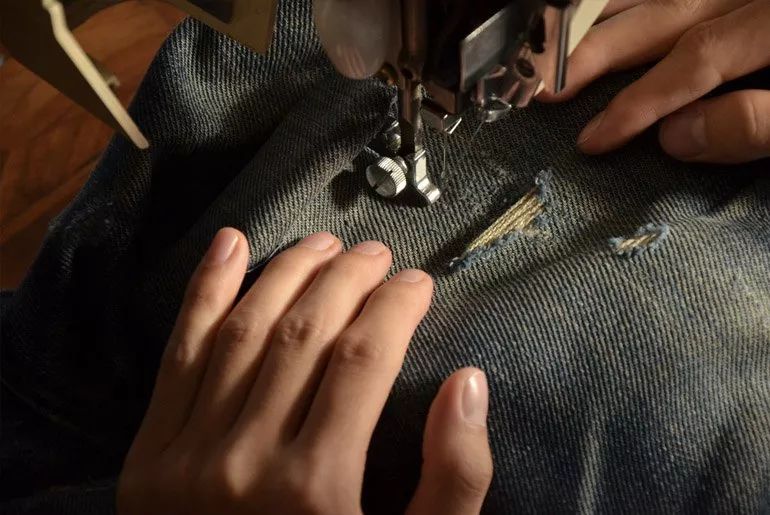 牛仔裤修补过程视频,牛仔裤破洞无痕修复贴