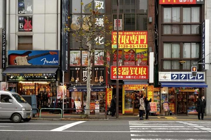 鏃ユ湰浜屾墜鍚変粬鐞磋,涓滀含鍚変粬鐞磋