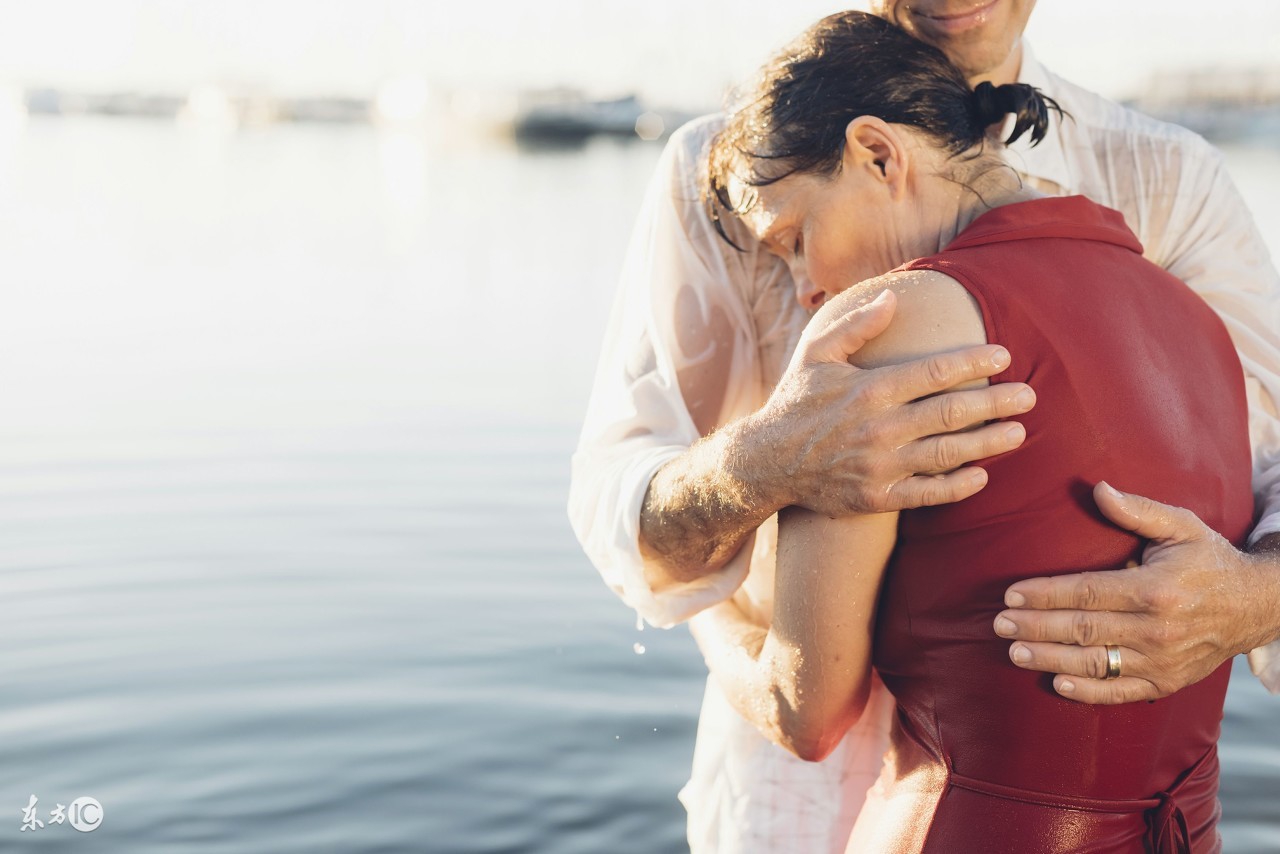 当女友生气时该怎么办,女友生气了怎么办怎么哄她