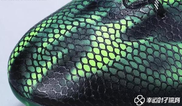 踢足球是盯人还是盯球,踢足球穿一双袜还是两双袜好