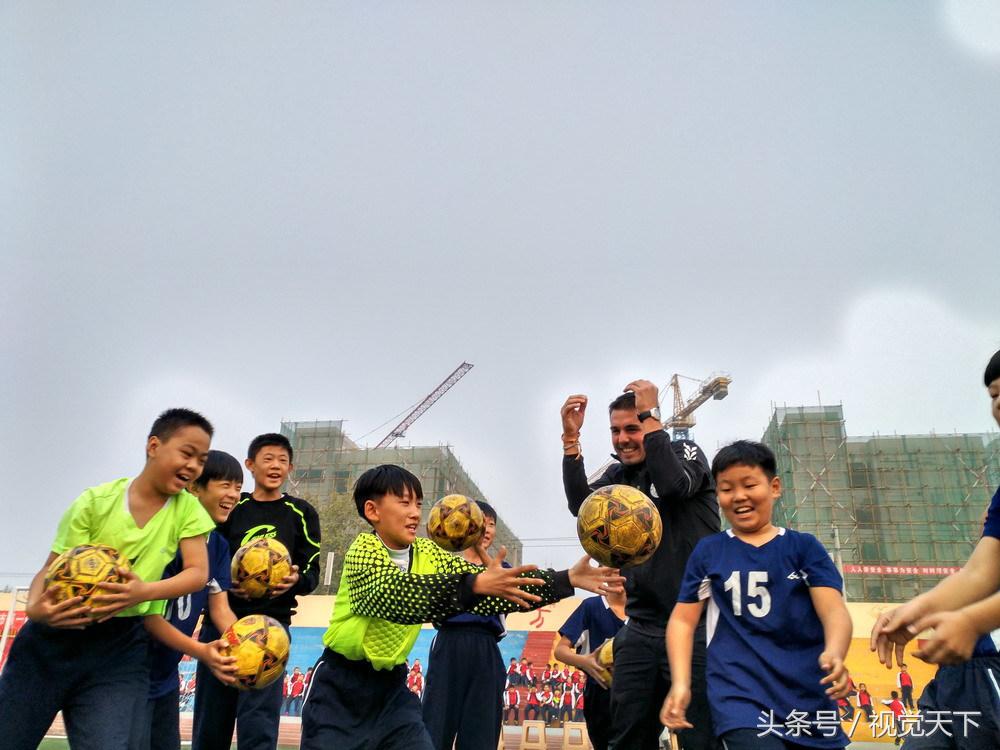 山东滨州:洋外教霸气进校园足球场点兵嗨翻天