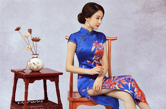 一袭旗袍显示柔美,真丝旗袍最能体现女人的优雅高贵