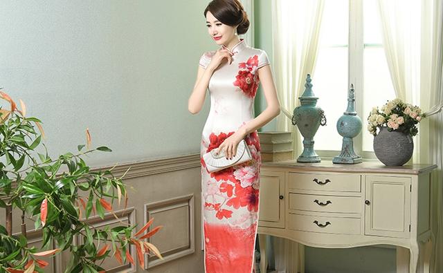 一袭旗袍显示柔美,真丝旗袍最能体现女人的优雅高贵