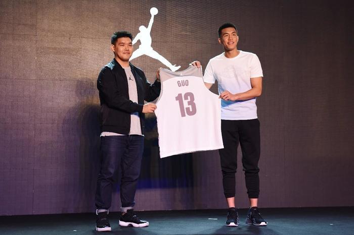 cba郭艾伦转会了吗,cba郭艾伦詹姆斯