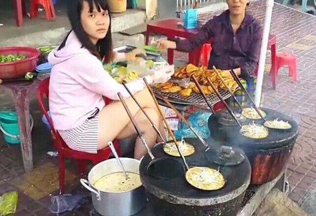 农村母女摆摊，卖这种“大勺子美食”一天卖上百勺，年入十多万