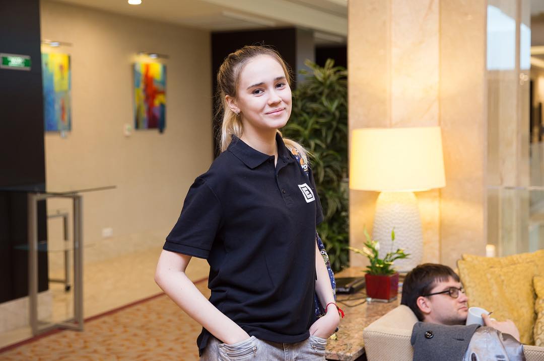 妹子参加线下比赛惨遭16:0吊打!玩CSGO的难道都找不到女朋友?