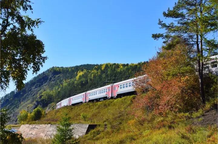 坐火车穿越俄罗斯西伯利亚,欧洲火车途经小镇