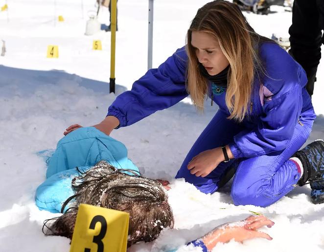 女警员与捕猎者共同调查少女死亡案，年度极具暗黑风格的一部影片