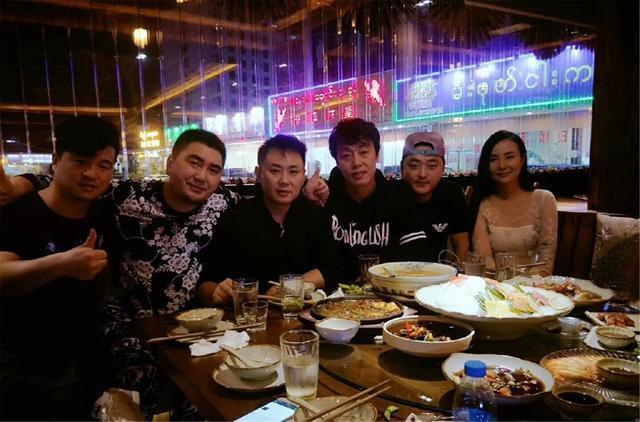 网络红人干露露生日真空现身与五个大汉一起过生日,现场太雷人