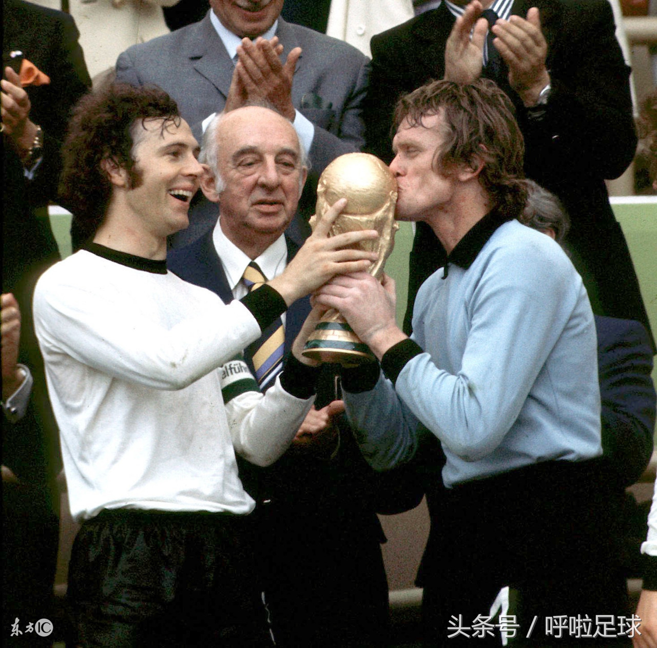 4号球衣最著名的球星,贝肯鲍尔哪年称为足球皇帝的