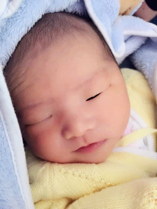 为什么宝宝一出生不会开眼睛,为什么宝宝出生眼睛睁不开