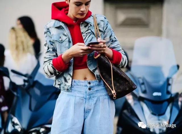 背lv包包的女孩视频,年轻女孩背lv是不是老气