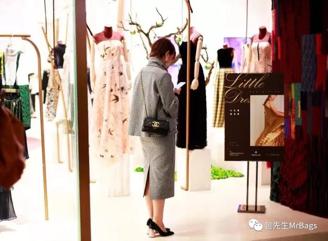 背lv包包的女孩视频,年轻女孩背lv是不是老气