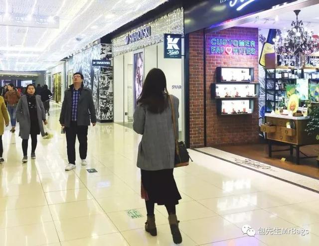 背lv包包的女孩视频,年轻女孩背lv是不是老气