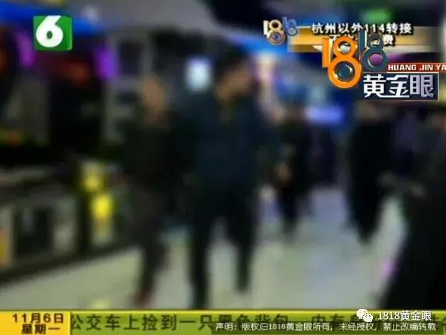 杭州转塘一商场里，多个男的偷偷摸摸在“暗门”里，他们在干嘛？