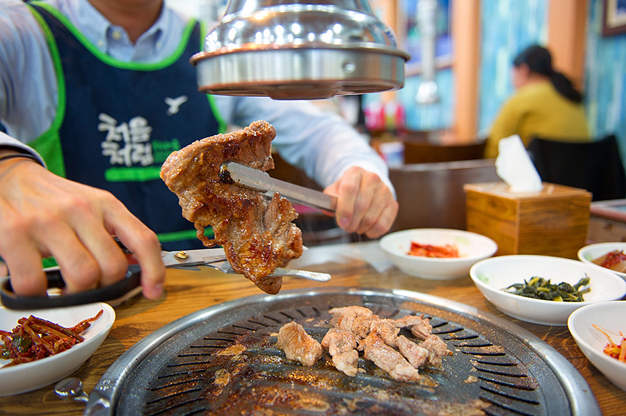 韩国女生街头小吃摆摊,广州韩国炸鸡摆地摊
