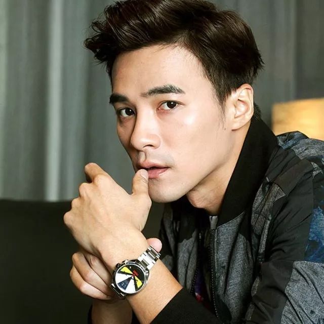 你只知道小怪兽包包火，仙女们已经在追Fendi手表了