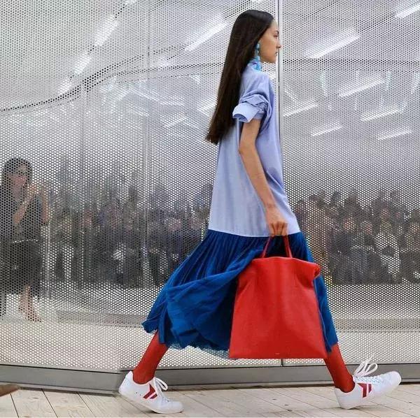 杨幂花近20万买3只爱马仕,杨幂卖洞洞鞋