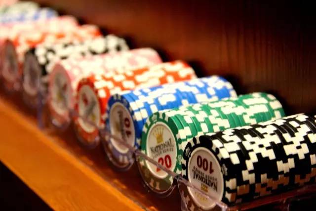 纸牌屋里的烤肋排来南京了！但要坐在公路上吃你敢不敢？！