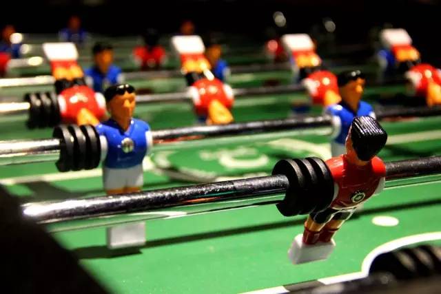 纸牌屋里的烤肋排来南京了！但要坐在公路上吃你敢不敢？！